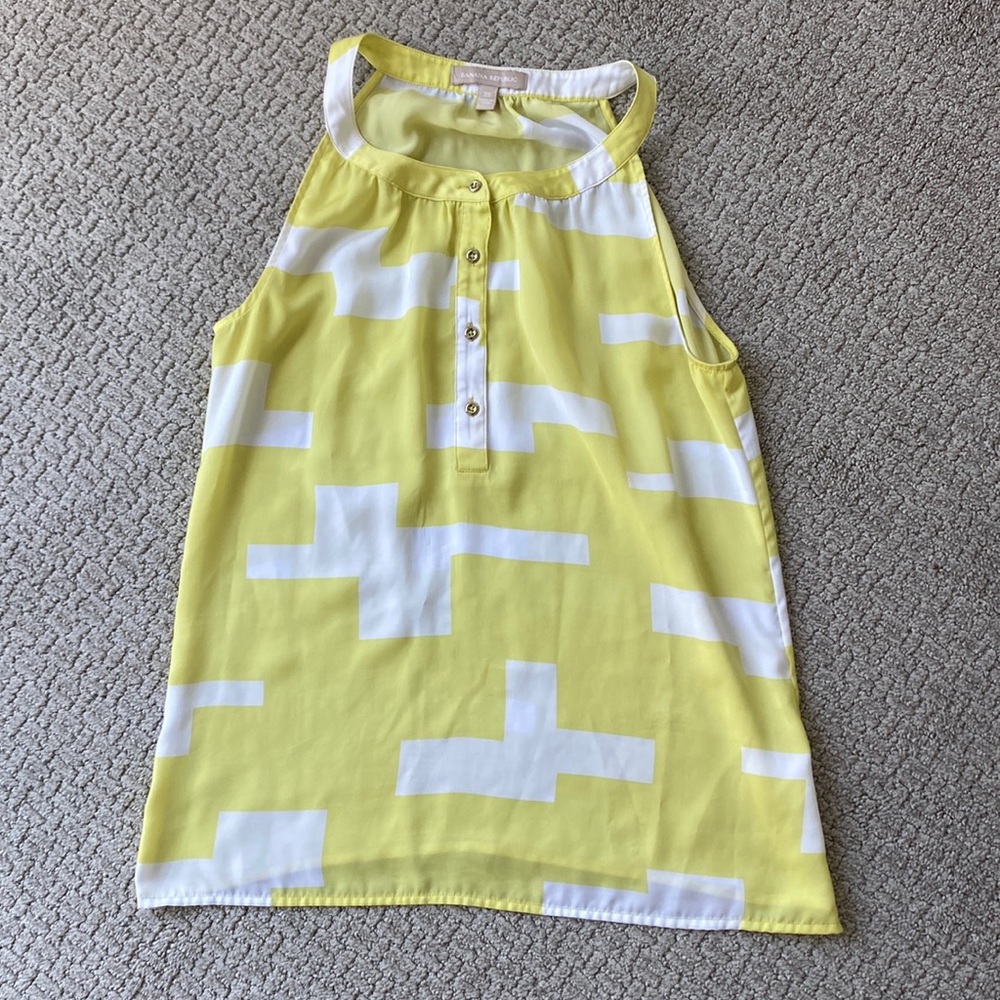 Banana Republic adorable geometric shirt with gold buttons